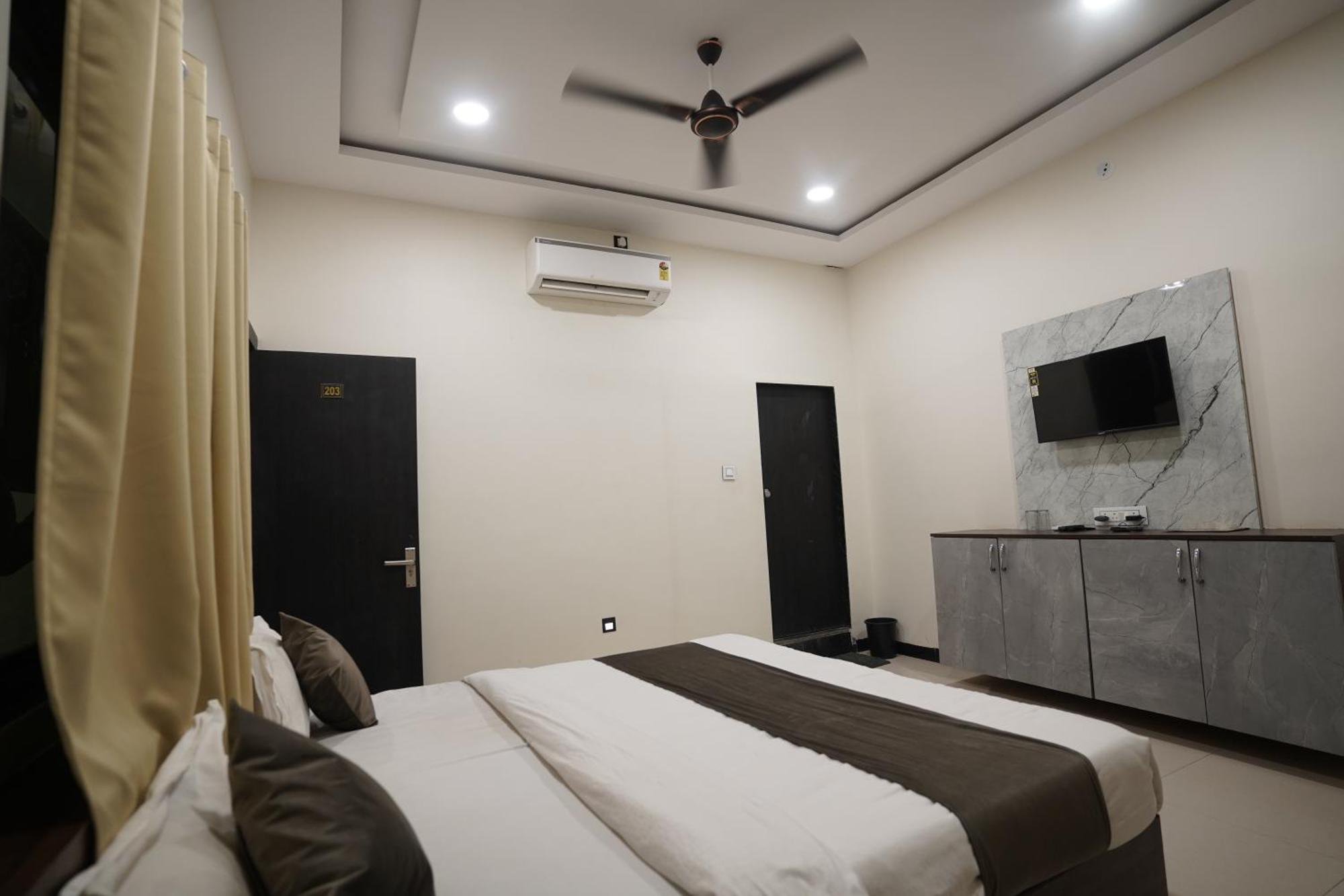 Hotel Dev Kripa Ujjain Extérieur photo