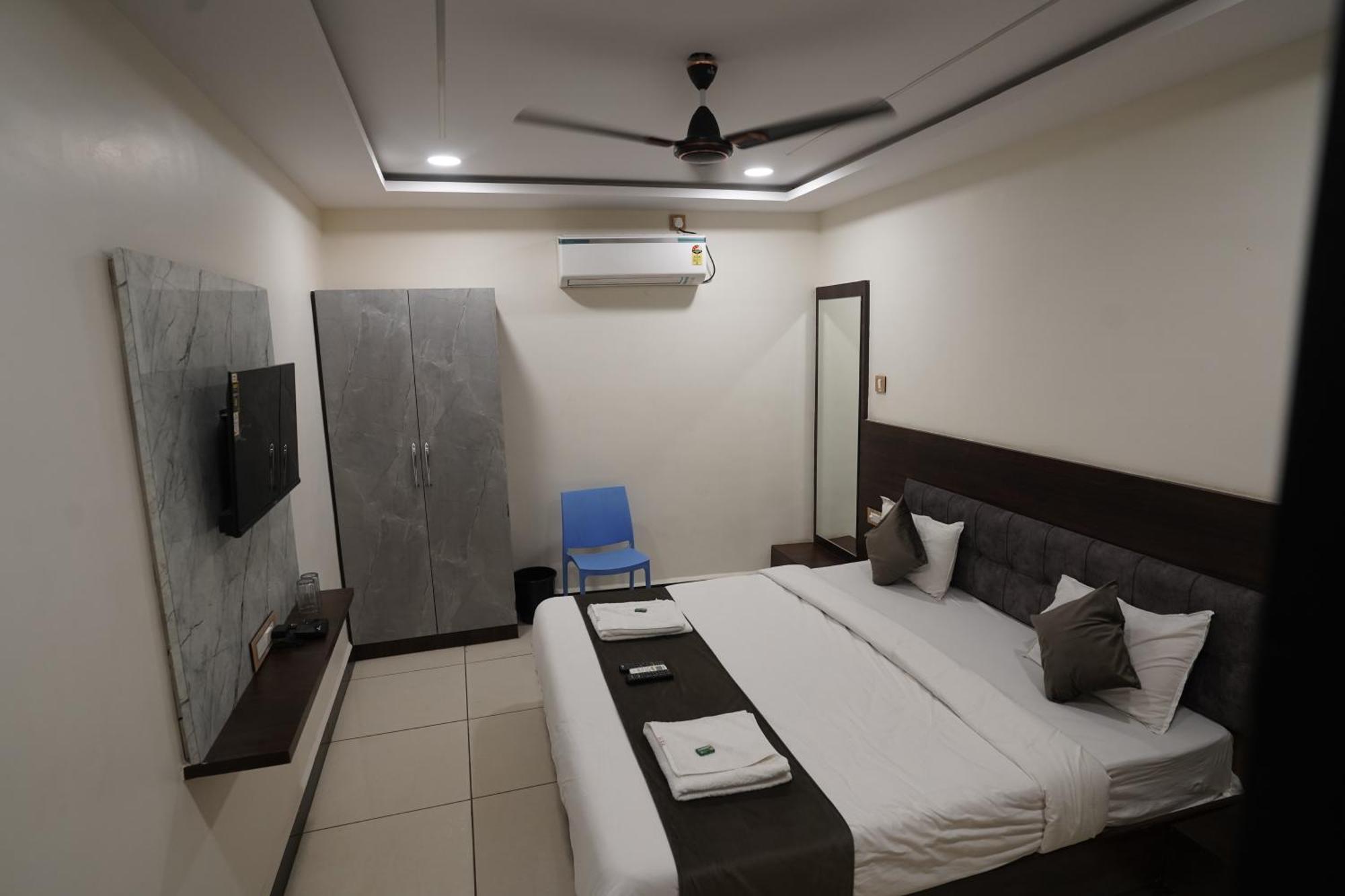 Hotel Dev Kripa Ujjain Extérieur photo