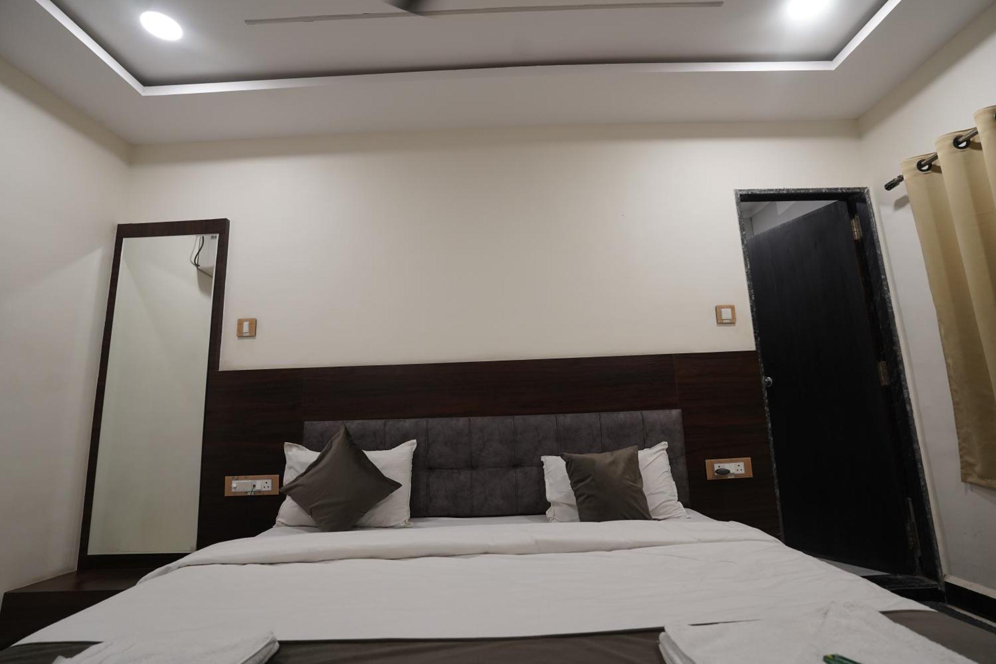 Hotel Dev Kripa Ujjain Extérieur photo
