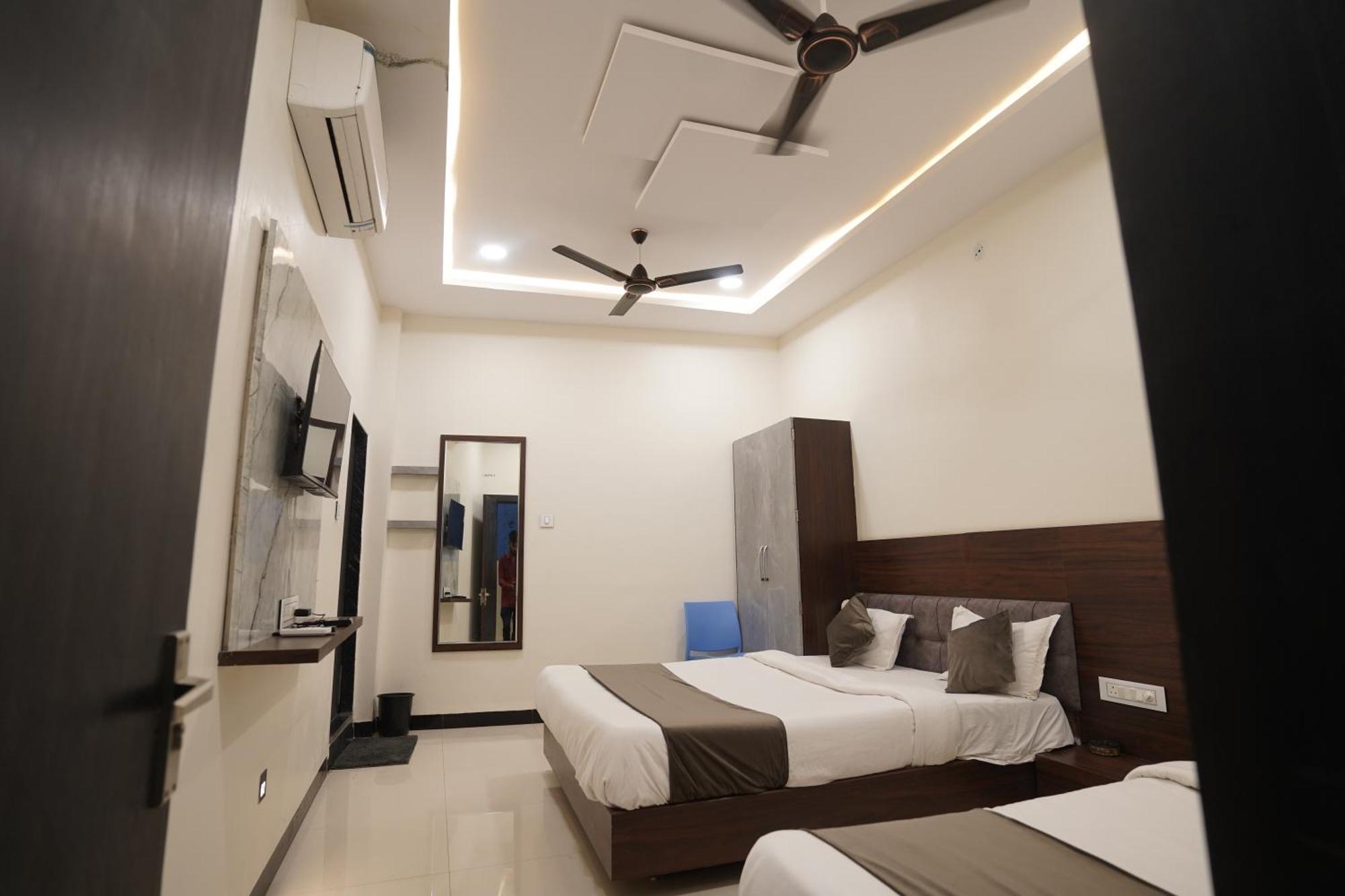 Hotel Dev Kripa Ujjain Extérieur photo