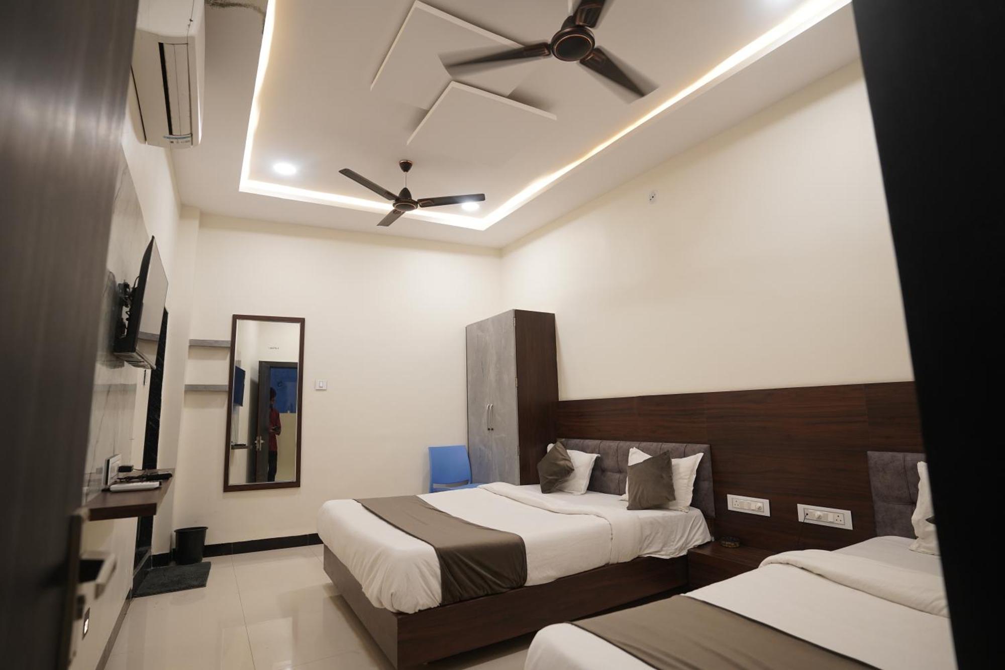 Hotel Dev Kripa Ujjain Extérieur photo