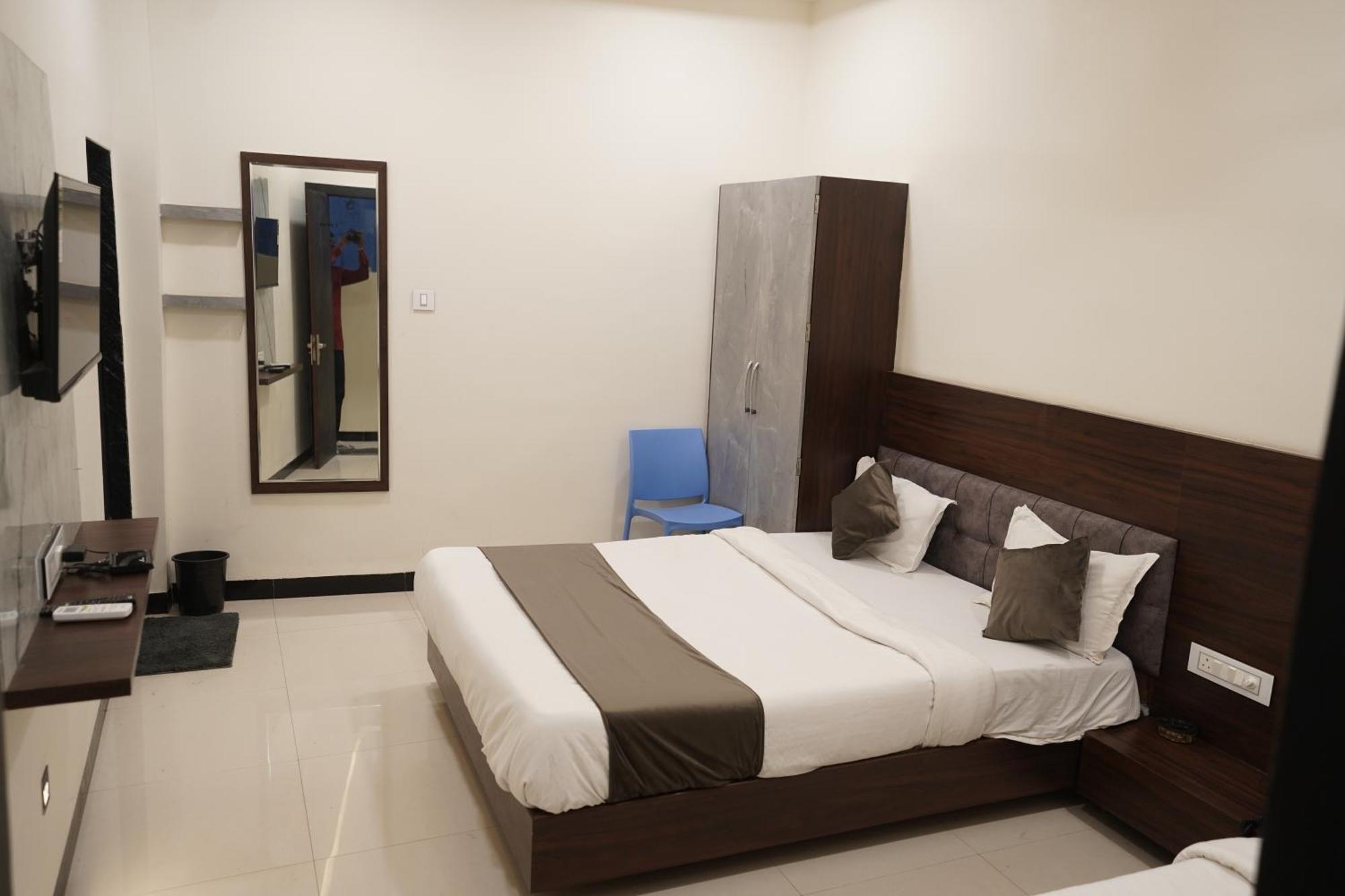Hotel Dev Kripa Ujjain Extérieur photo
