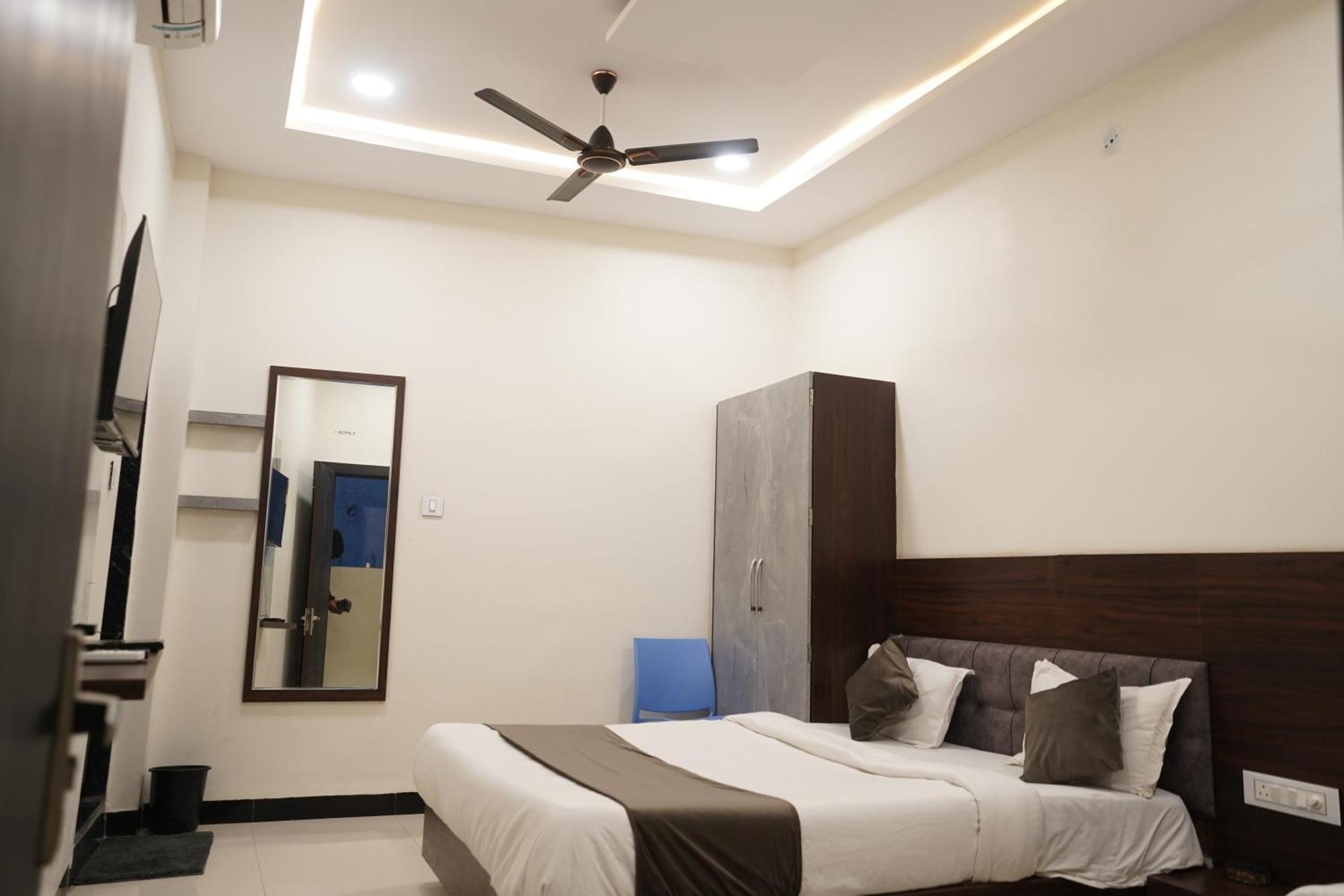 Hotel Dev Kripa Ujjain Extérieur photo